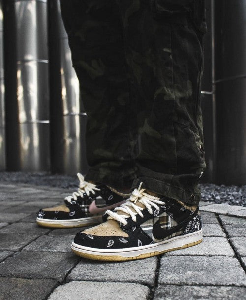 NIK_E SB DUNK LOW TRAVIS SCOTT BANDANA SEMI UA