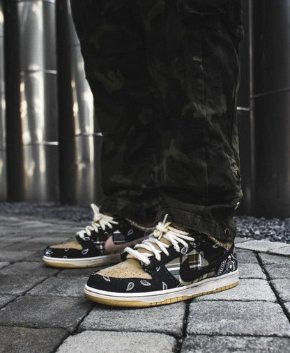 NIK_E SB DUNK LOW TRAVIS SCOTT BANDANA SEMI UA