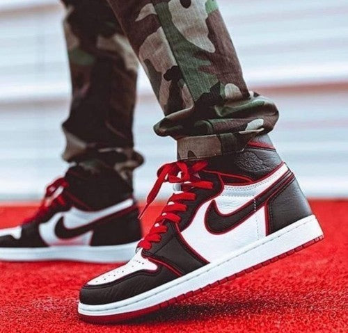 NIK_E AIR JORDAN RETRO 1 Bloodlines SEMI UA