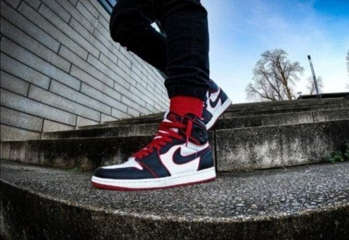 NIK_E AIR JORDAN RETRO 1 Bloodlines SEMI UA